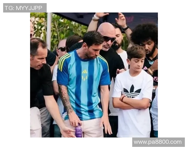 足球明星同框瞬间定格传奇时刻见证球场荣耀与友谊的完美结合 足球明星同框瞬间定格传奇时刻见证球场荣耀与友谊的完美结合